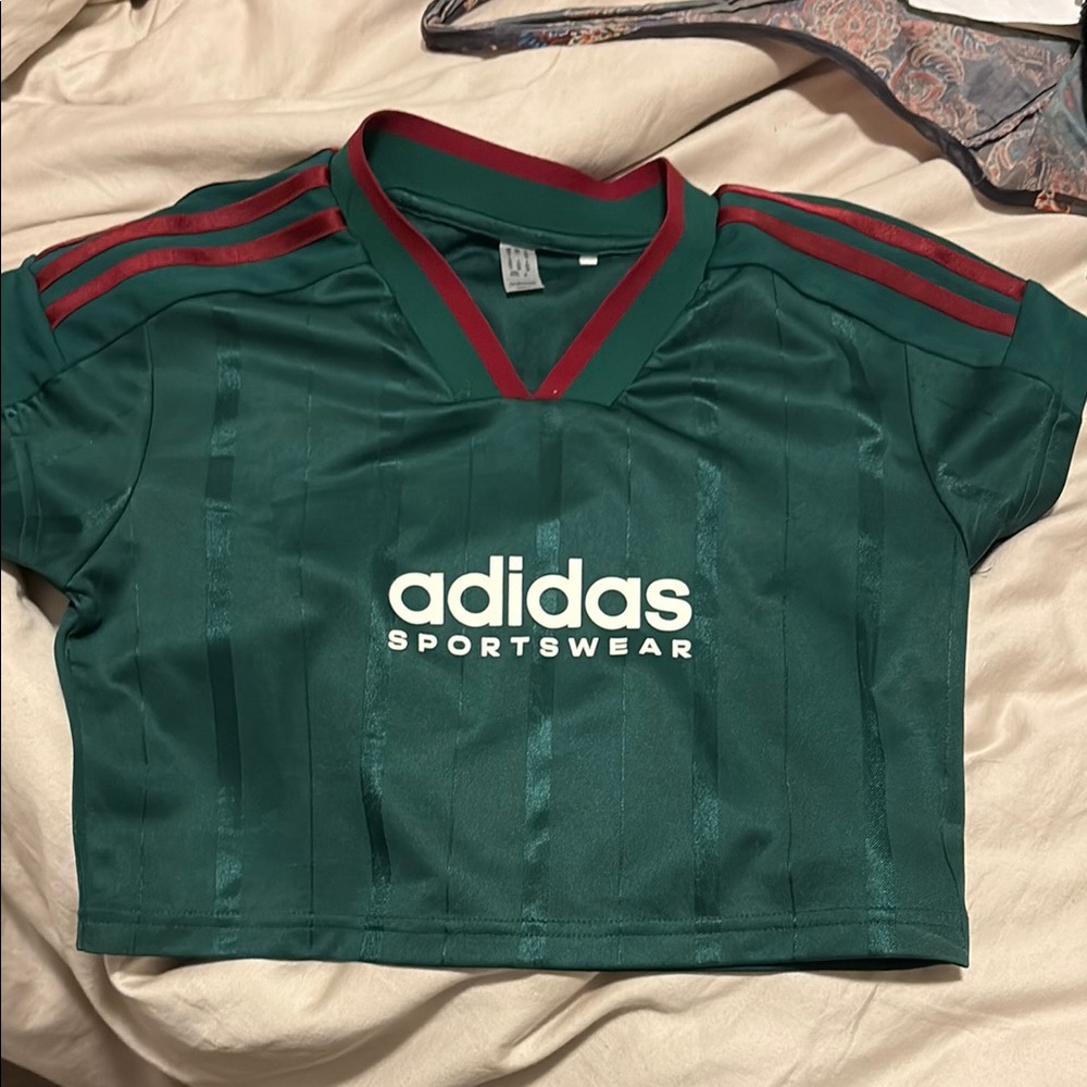 Women’s cropped Green Sportswear Top